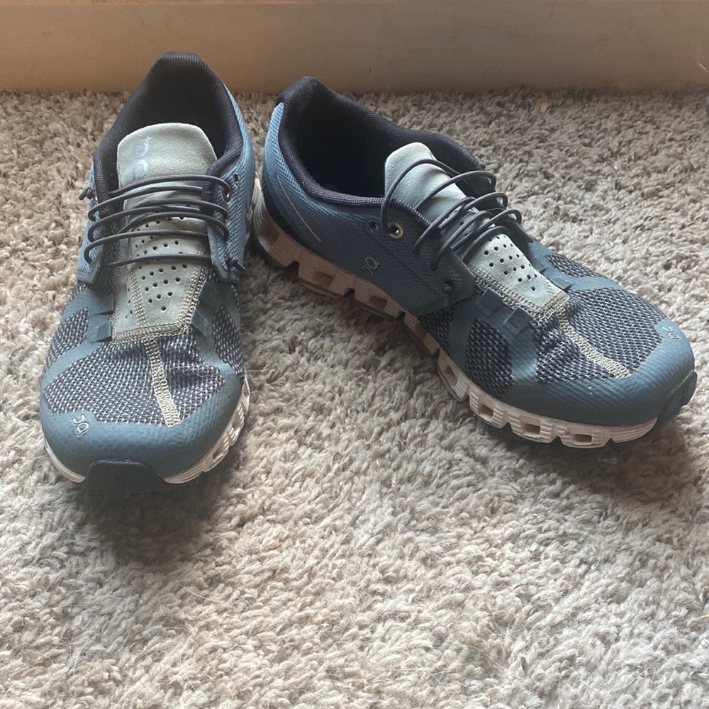 Womens On Cloud running shoes, tide/magnet, size 8.5